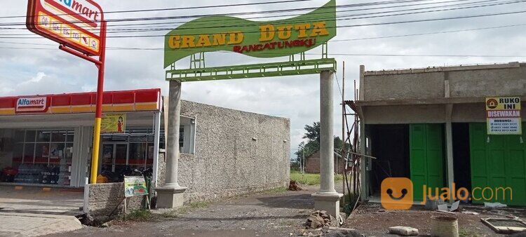 Rumah dengan Dinding Bata Merah Desain Bebas