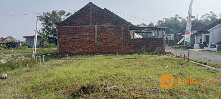 Rumah dengan Dinding Bata Merah Desain Bebas