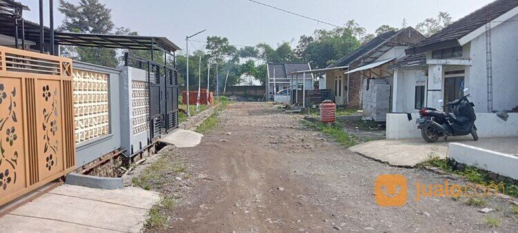 Rumah dengan Dinding Bata Merah Desain Bebas