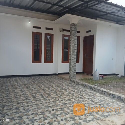 Rumah dengan Dinding Bata Merah Desain Bebas