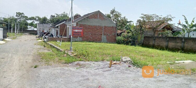 Rumah dengan Row Jalan Lebar 7 Meter