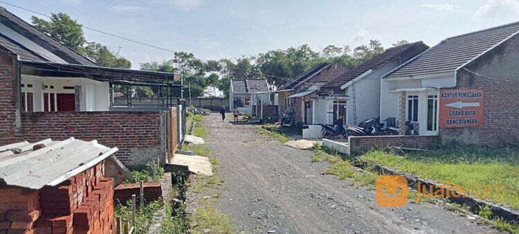 Rumah dengan Row Jalan Lebar 7 Meter