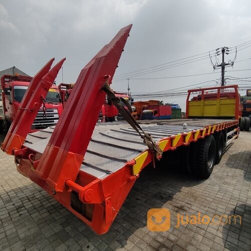 Self Loader UD NISSAN CWA 260 SX Tahun 2011 6x4