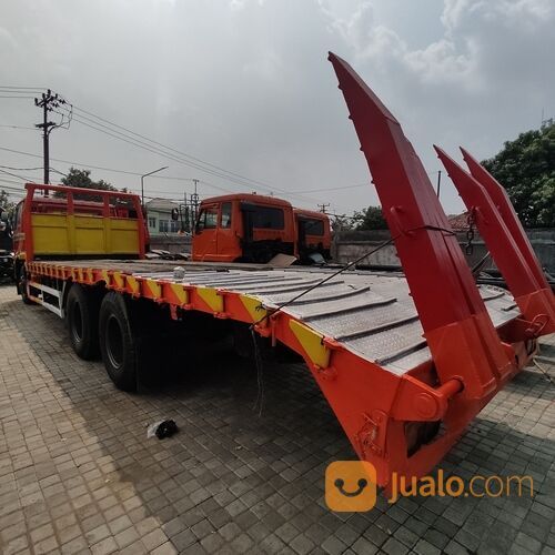 Self Loader UD NISSAN CWA 260 SX Tahun 2011 6x4