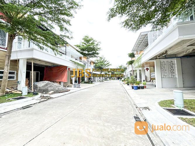 Rumah Kondisi Kosong Komplek Givency One Type Versace