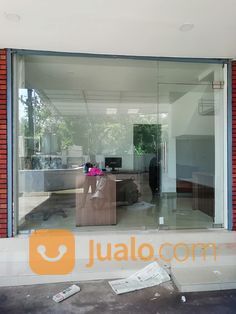 Pintu kaca frameless