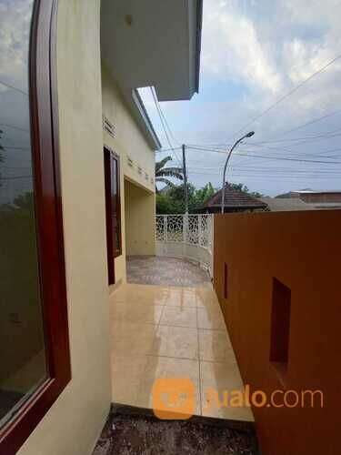 Rumah pojok di Perumahan Bumi Tegal Besar