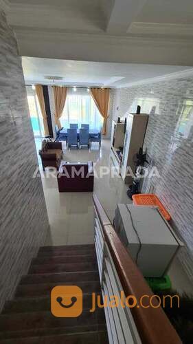 Rumah 3 Lantai 3+1 Kamar Parkir Luas Gazebo Jimbaran