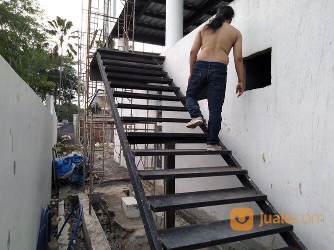 Tangga besi minimalis warna hitam lebar 90cm