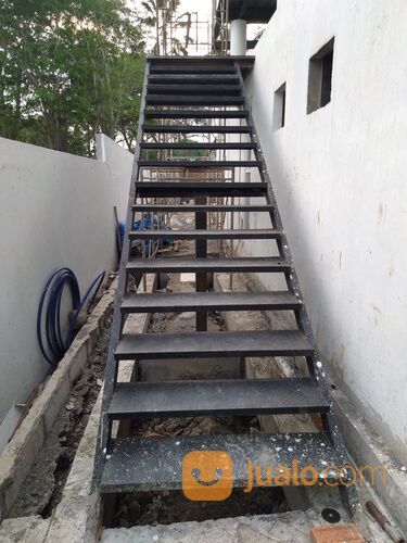 Tangga besi minimalis warna hitam lebar 90cm