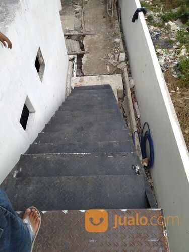 Tangga besi minimalis warna hitam lebar 90cm