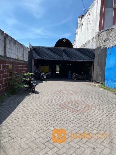 Rumah Usaha Raya Tropodo, ex Salon, dekat dengan Mc Donald dan Bank Mandiri, jalanan ramai