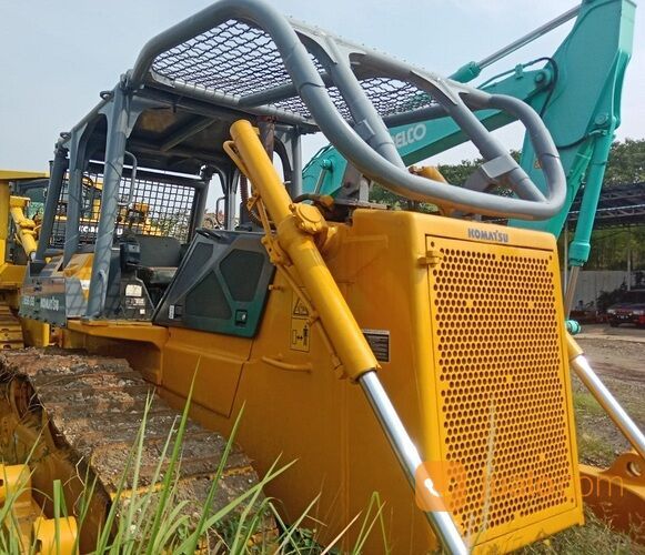 Unit Bulldozer Komatsu D85ESS-2 tahun 2011 dengan Winch