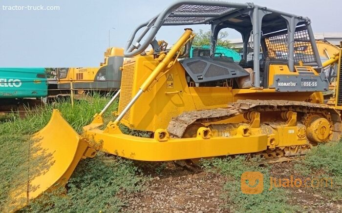 Bulldozer Komatsu D85ESS-2 tahun 2011 dengan Winch