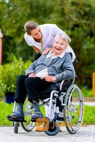 Caregiver lansia ke rumah