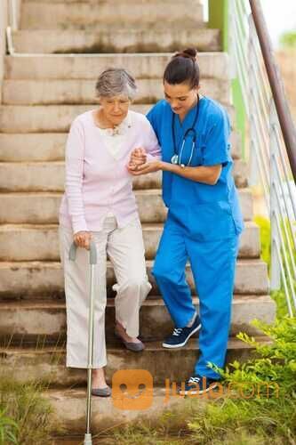 Caregiver lansia ke rumah
