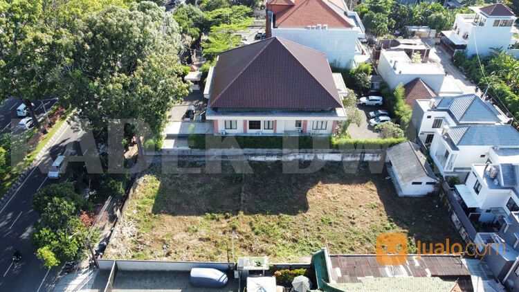 tanah jalan raya puputan renon dekat bank BCA