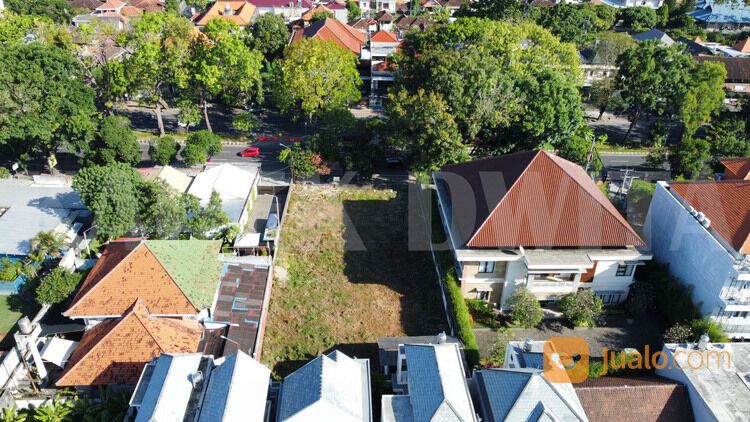 tanah jalan raya puputan renon dekat bank BCA