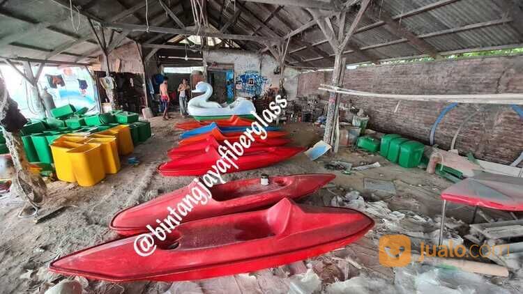 gudang perahu kano warna merah