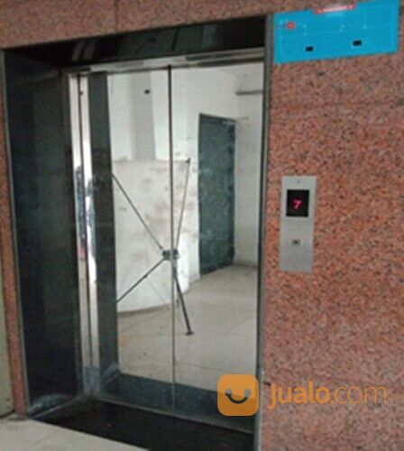 Kantor Gedung Besar di Jalan Raya Pemuda Genteng Surabaya Pusat