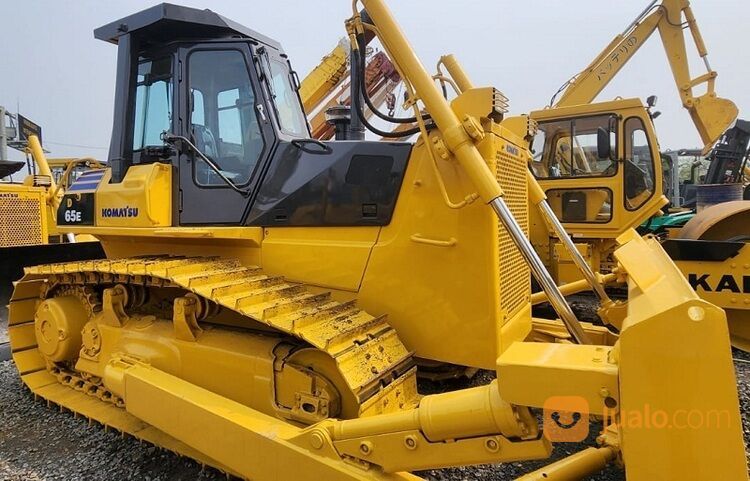 Bulldozer Komatsu D65E-12 tahun 2016