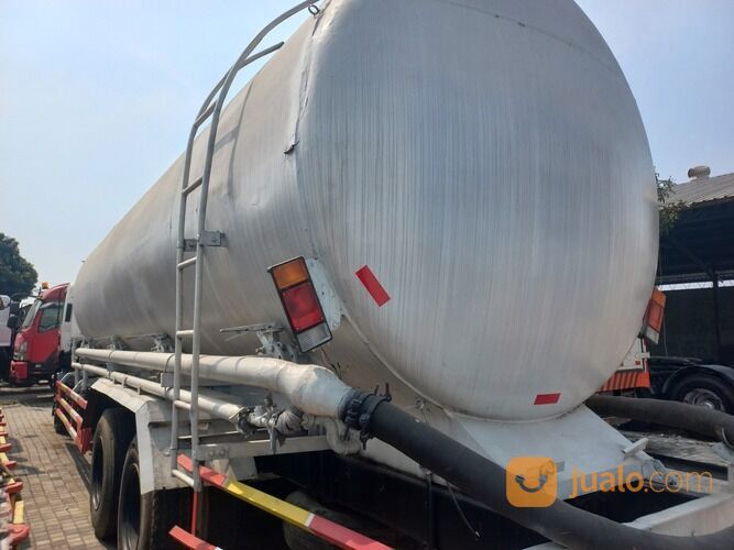 Truk tangki semen isuzu giga