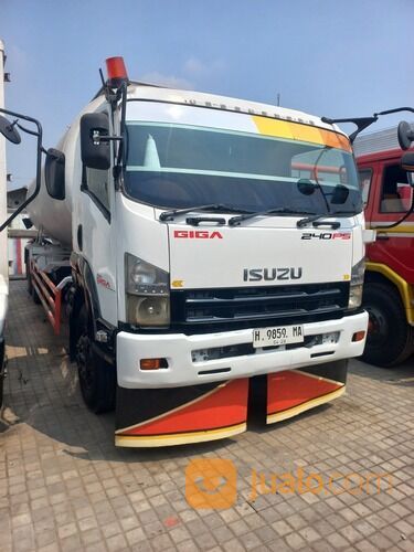 Truk tangki semen isuzu giga