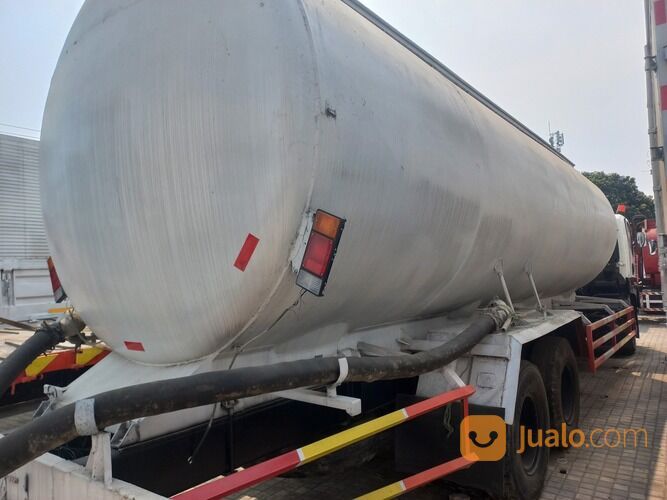 Truk tangki semen isuzu giga