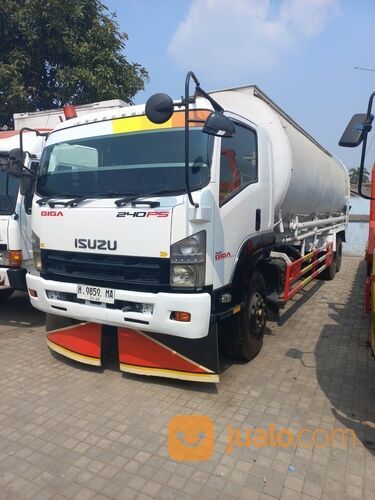 Truk tangki semen isuzu giga