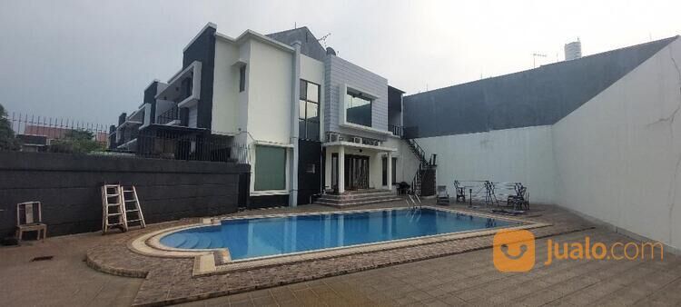 Rumah minimalis Modern Plus Kolam Renang Raffles Hills Cibubur