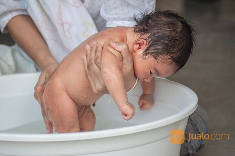 Jasa Memandikan Bayi Baru Lahir di Surabaya Datang ke Rumah