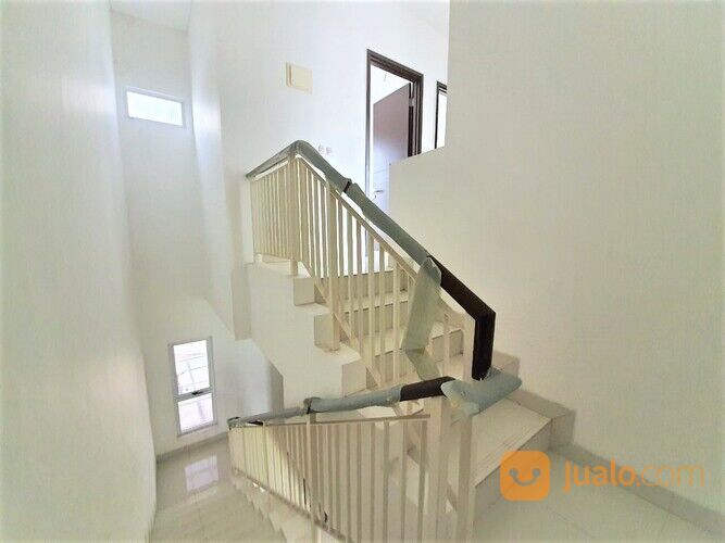 Rumah siap huni 2 lantai lebar 7x25 type 4KT Cluster Palm Spring JGC Jakarta Gar den City Cakung