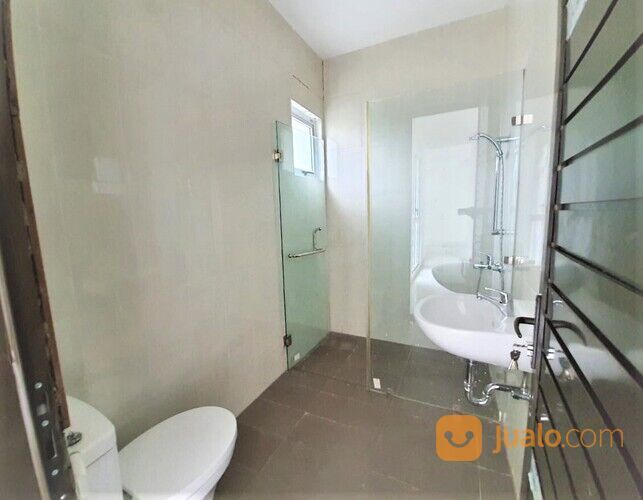 Rumah siap huni 2 lantai lebar 7x25 type 4KT Cluster Palm Spring JGC Jakarta Gar den City Cakung