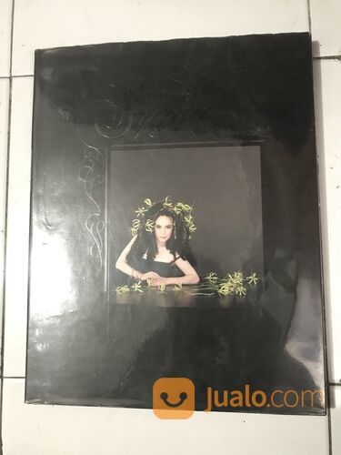 Buku langka judul: Madame D Syuga (Dewi Soekarno), terbitan di Jepang