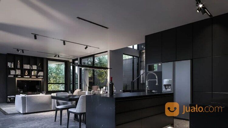 Rumah Mewah Surabaya Barat, Di Perumahan Graha Famili. Kondisi Baru.