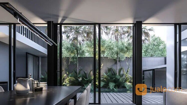 Rumah Mewah Surabaya Barat, Di Perumahan Graha Famili. Kondisi Baru.