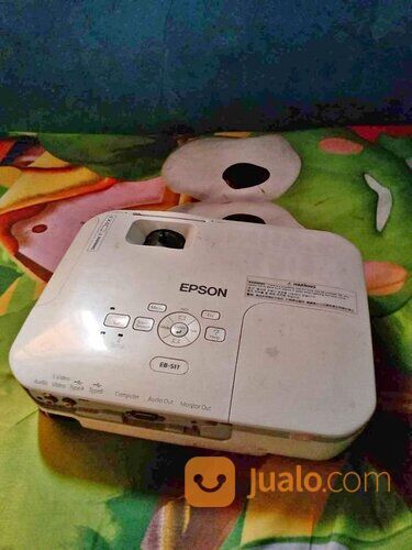 "Proyektor Layar Lebar: Pengalaman Tontonan Luar Biasa"