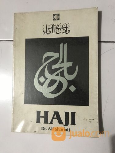 Buku berjudul: Haji, karya Dr. Ali Shariati, penerbit ITB, cet-1, tahun 1983.