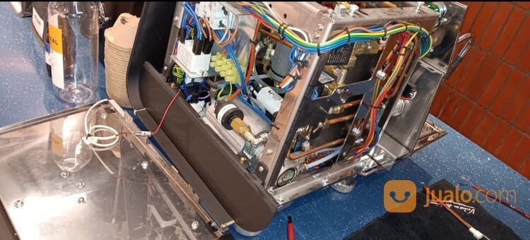 Maintenance dan perbaikan mesin kopi