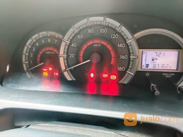 Daihatsu Xenia R manual merah metalik 2018