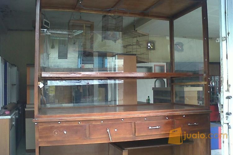 Etalase kayu Kaca