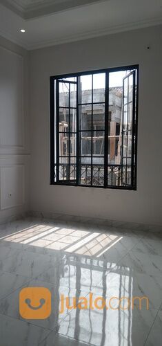 Rumah Keren Desain Klasik Elegan di Kawasan GDC Depok