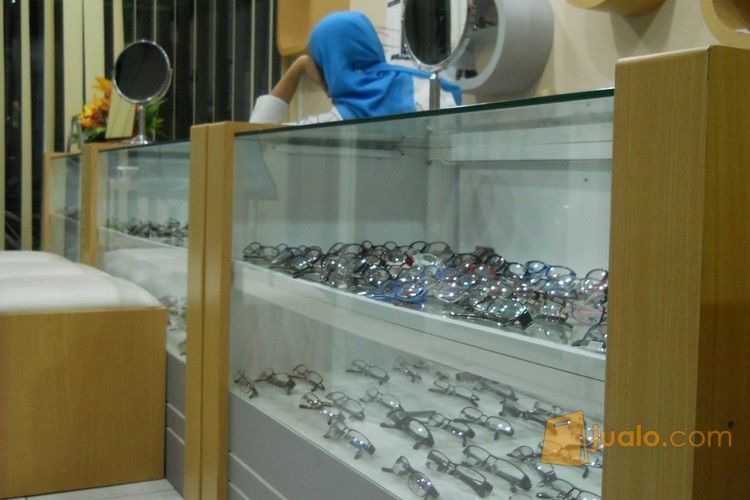 Etalase Kacamata Interior Optik - Semarang