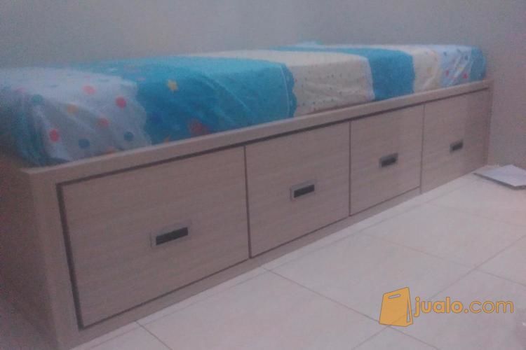 Tempat tidur dan laci
