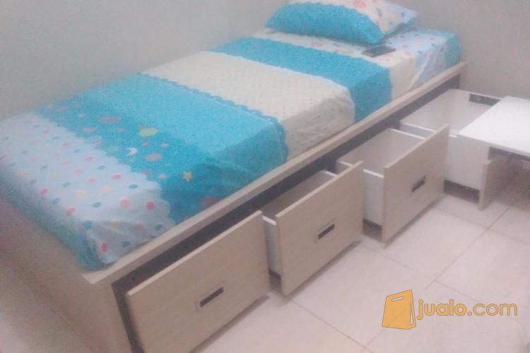 Tempat tidur dan laci