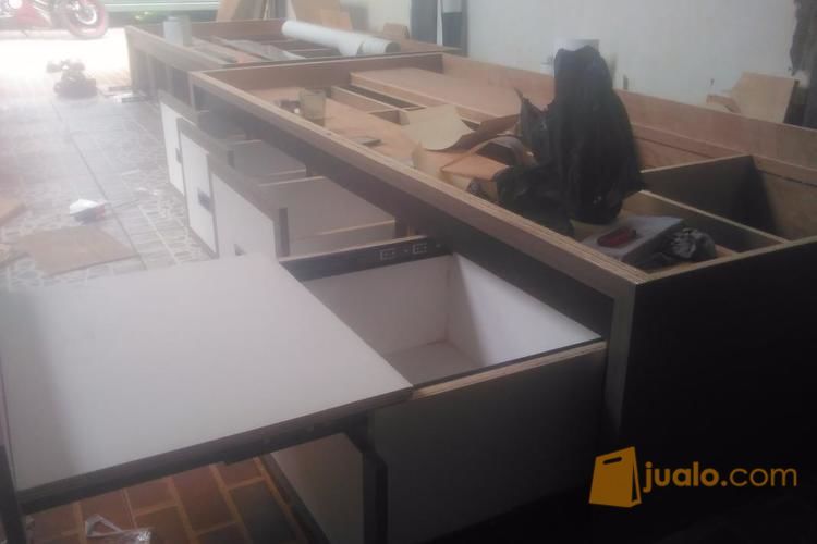 Tempat tidur dan laci