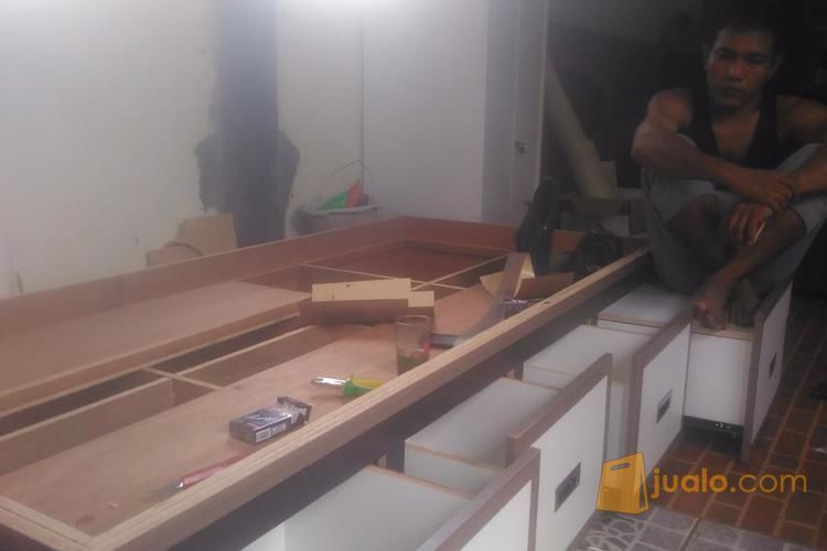 Tempat tidur dan laci