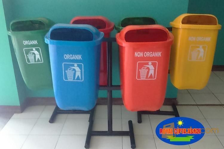 Tempat sampah dari bahan fiber