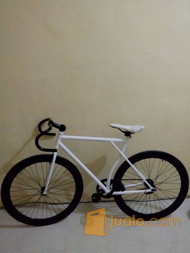 sepeda Fixie warna putih hitam bonus helm pasific plus stang fixie
