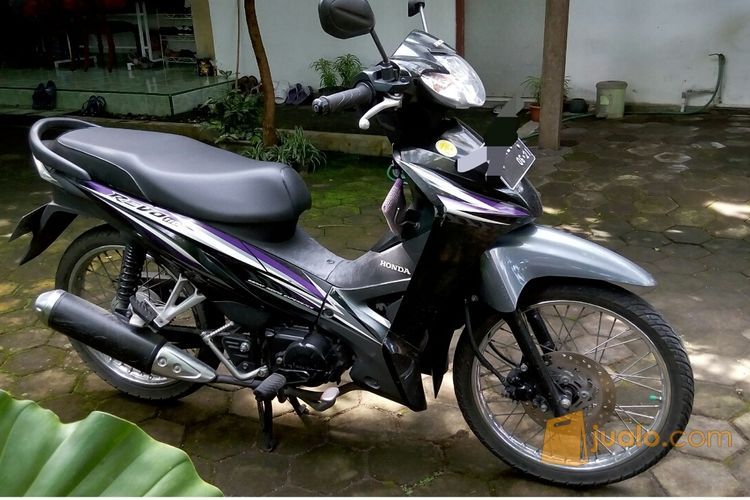 Honda Revo 110 ungu 2011 KM rendah plat AB